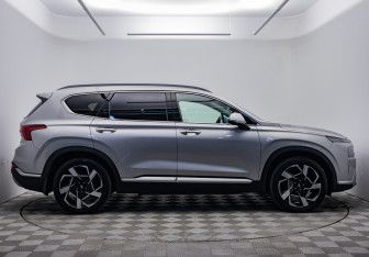 Подержанный автомобиль Hyundai Santa Fe 2023 года (6 фото)