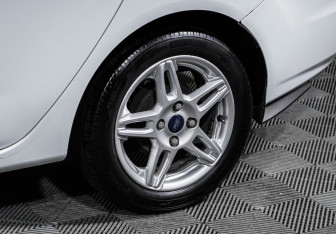 Подержанный автомобиль Ford Fiesta Sedan 2015 года (15 фото)