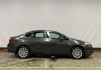 Подержанный автомобиль Opel Astra Sedan 2013 года (4 фото)