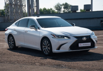 Подержанный автомобиль Lexus ES 2018 года (3 фото)