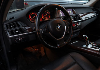 Подержанный автомобиль BMW X5 2010 года (14 фото)