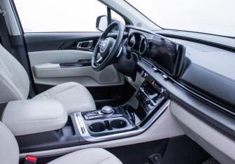 Подержанный автомобиль Kia Carnival 2020 года (10 фото)