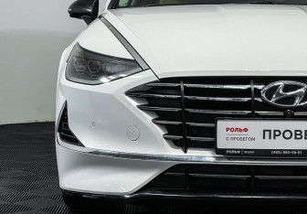 Подержанный автомобиль Hyundai Sonata 2020 года (18 фото)