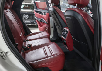 Подержанный автомобиль Porsche Cayenne 2020 года (12 фото)