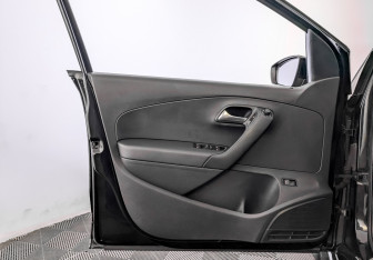 Подержанный автомобиль Volkswagen Polo Sedan 2016 года (19 фото)