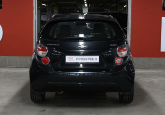 Подержанный автомобиль Chevrolet Aveo Hatchback 2015 года (6 фото)