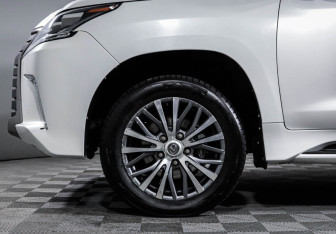 Подержанный автомобиль Lexus LX 2017 года (15 фото)