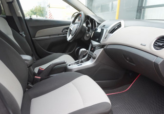 Подержанный автомобиль Chevrolet Cruze Hatchback 2013 года (11 фото)