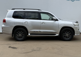 Подержанный автомобиль Toyota Land Cruiser Suv 2008 года (4 фото)