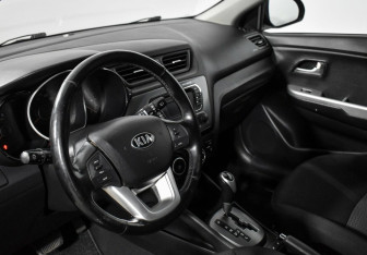 Подержанный автомобиль Kia Rio Hatchback 2014 года (9 фото)