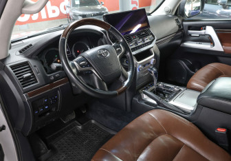 Подержанный автомобиль Toyota Land Cruiser Suv 2017 года (15 фото)