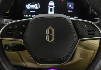 Подержанный автомобиль AITO M7 2023 года (12 фото)