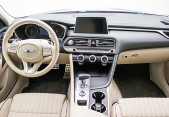 Подержанный автомобиль Genesis G70 2019 года (12 фото)