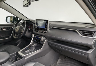 Подержанный автомобиль Toyota RAV4 2022 года (2 фото)