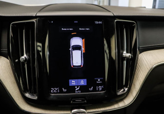 Подержанный автомобиль Volvo XC60 2019 года (18 фото)