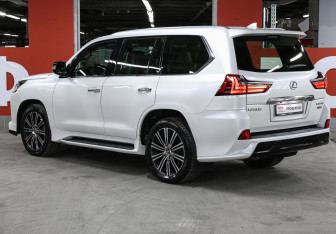 Подержанный автомобиль Lexus LX 2018 года (7 фото)