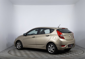 Подержанный автомобиль Hyundai Solaris Hatchback 2011 года (7 фото)