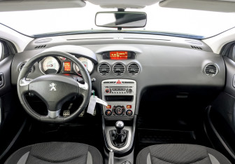 Подержанный автомобиль Peugeot 408 2016 года (13 фото)