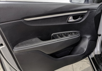Подержанный автомобиль Kia Rio Hatchback 2021 года (19 фото)