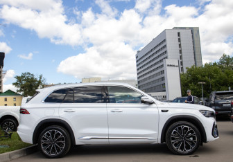 Подержанный автомобиль Geely Monjaro 2025 года (3 фото)