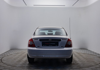 Подержанный автомобиль Hyundai Elantra Sedan 2004 года (6 фото)