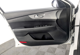 Подержанный автомобиль Kia Cerato Sedan 2019 года (19 фото)