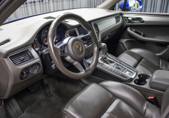 Подержанный автомобиль Porsche Macan 2017 года (16 фото)
