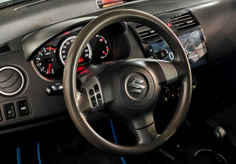 Подержанный автомобиль Suzuki Swift Hatchback 2007 года (14 фото)