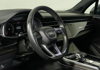 Подержанный автомобиль Audi Q7 2021 года (13 фото)