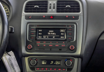 Подержанный автомобиль Volkswagen Polo Sedan 2016 года (15 фото)