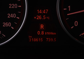 Подержанный автомобиль BMW X5 2011 года (12 фото)