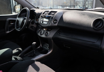 Подержанный автомобиль Toyota RAV4 2010 года (7 фото)