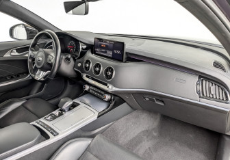 Подержанный автомобиль Kia Stinger 2021 года (11 фото)