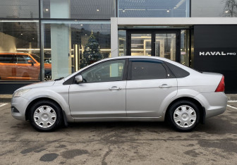 Подержанный автомобиль Ford Focus Sedan 2008 года (8 фото)