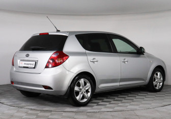Подержанный автомобиль Kia Ceed Hatchback 2009 года (5 фото)