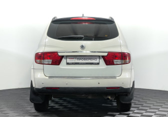 Подержанный автомобиль SsangYong Kyron 2010 года (6 фото)