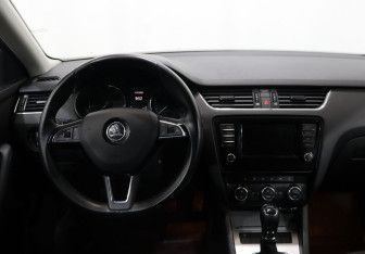 Подержанный автомобиль Skoda Octavia Liftback 2016 года (14 фото)