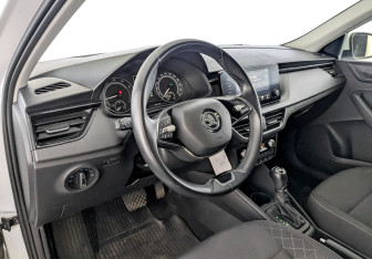 Подержанный автомобиль Skoda Rapid Liftback 2021 года (16 фото)