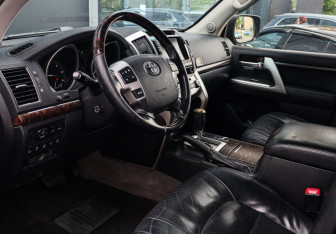 Подержанный автомобиль Toyota Land Cruiser Suv 2012 года (14 фото)