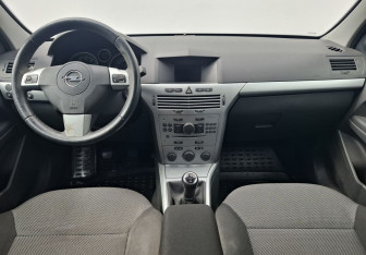 Подержанный автомобиль Opel Astra Sedan 2009 года (12 фото)