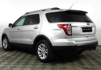 Подержанный автомобиль Ford Explorer 2013 года (3 фото)