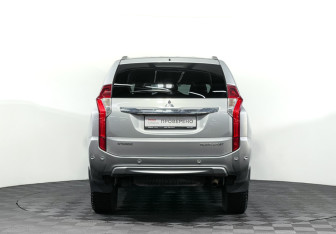 Подержанный автомобиль Mitsubishi Pajero Sport 2019 года (6 фото)