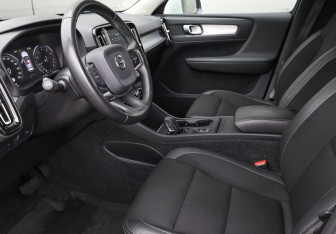 Подержанный автомобиль Volvo XC40 2019 года (14 фото)