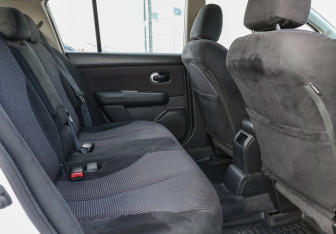 Подержанный автомобиль Nissan Tiida Hatchback 2012 года (10 фото)