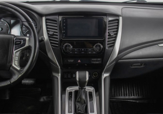 Подержанный автомобиль Mitsubishi Pajero Sport 2019 года (12 фото)