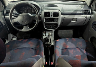 Подержанный автомобиль Renault Clio Sedan 2001 года (9 фото)