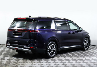 Подержанный автомобиль Kia Carnival 2021 года (5 фото)