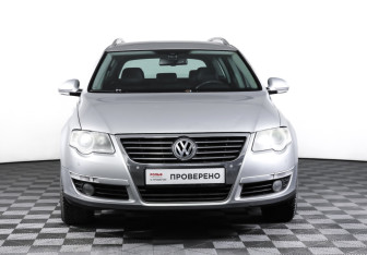 Подержанный автомобиль Volkswagen Passat Wagon 2010 года (2 фото)