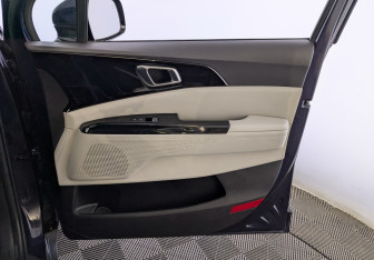 Подержанный автомобиль Kia Carnival 2021 года (29 фото)