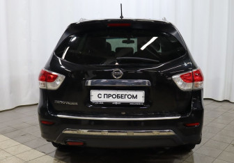 Подержанный автомобиль Nissan Pathfinder 2014 года (5 фото)